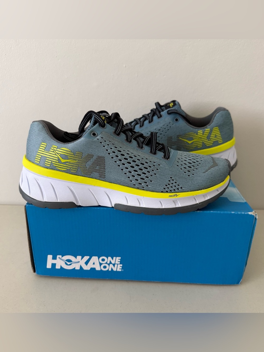 NIB Hoka Women’s W Cavu Shoes Size 6